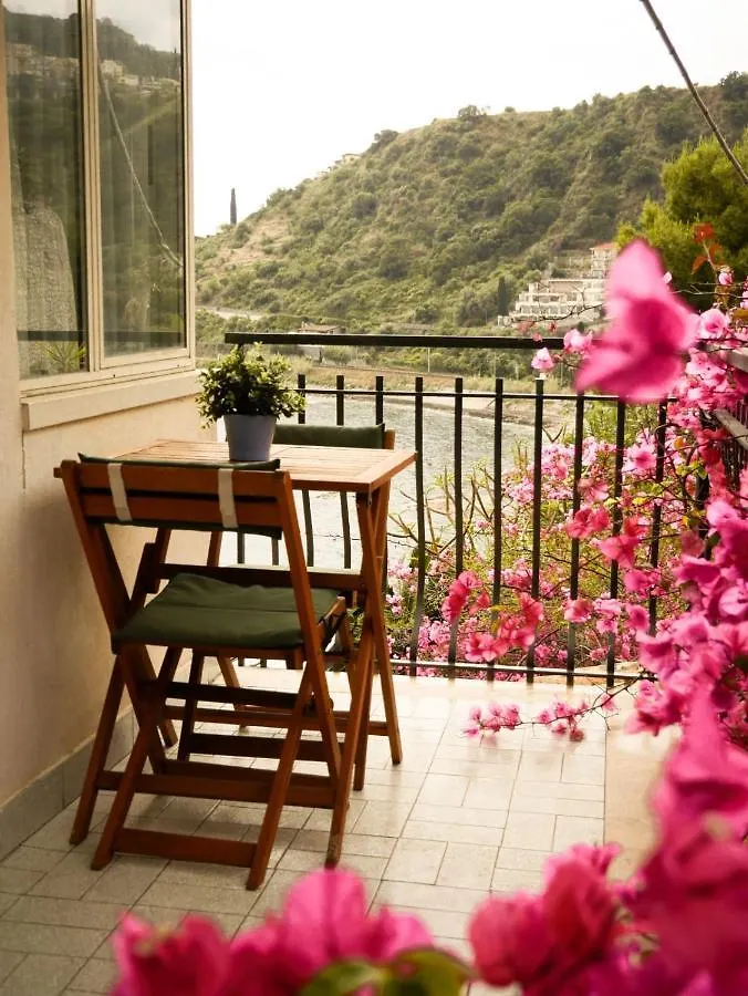 Mare Roccia Beachfront Apartment Taormina Italy